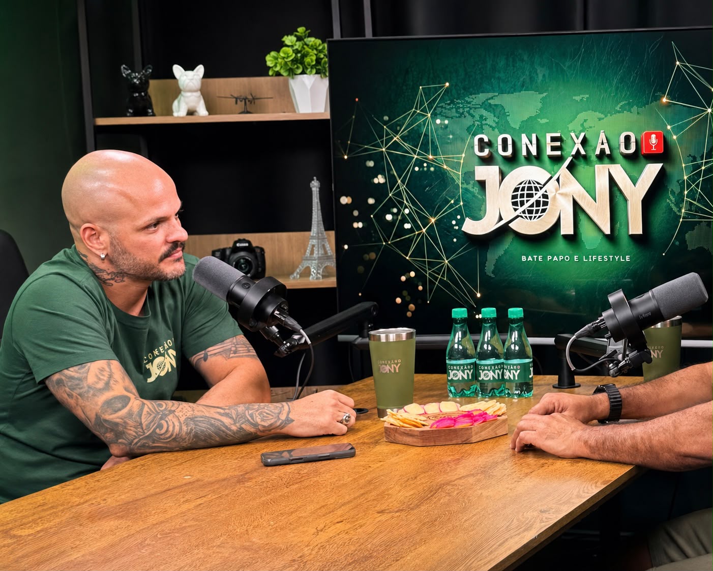 Apresentador do Conexão Jony na mesa do podcast